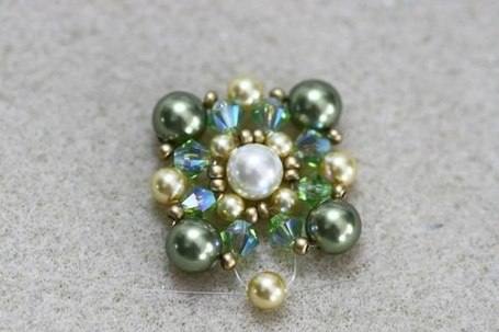 Очаровательный браслет из бисера