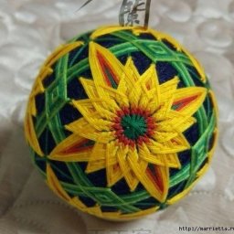 Темари или искусство вышивки на шарах: роскошный желтый цветок на темном фоне