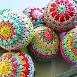 Вязаные елочные шары на ёлку