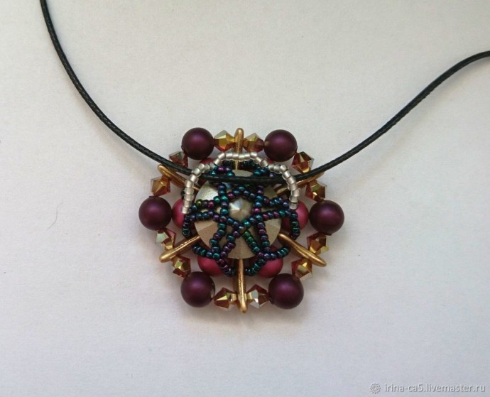 Делаем брошь-кулон из бисера и бусин-полумесяцев: часть 2