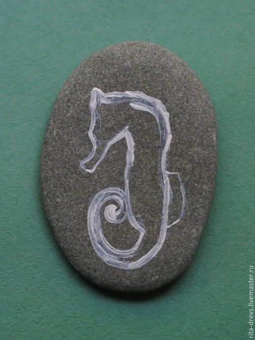 Рисуем яркого морского конька акриловыми красками на камне Рисуем яркого морского конька акриловыми красками на камне