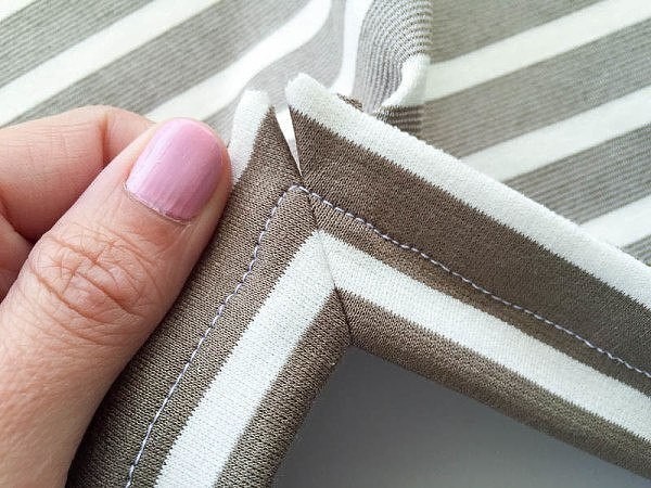 V-образный ворот на трикотажных изделиях