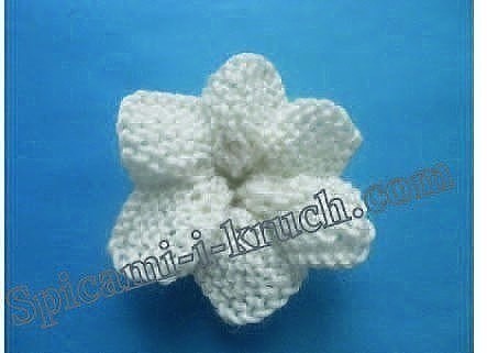 ​Вязаный спицами цветочек