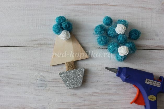 Ёлочка магнит на холодильник из сизаля