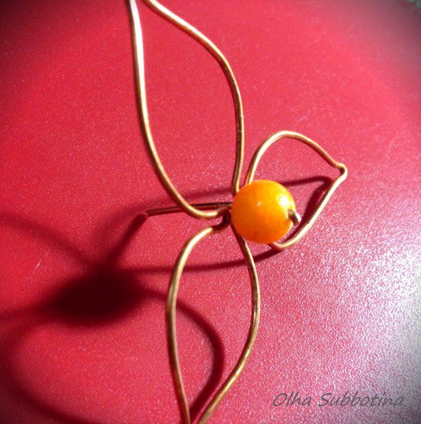 Процесс создания физалисов из медной проволоки