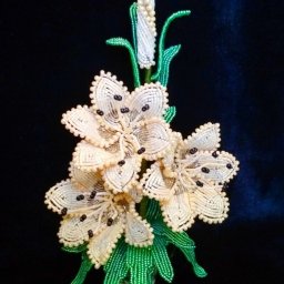 Бежевые цветочки из бисера