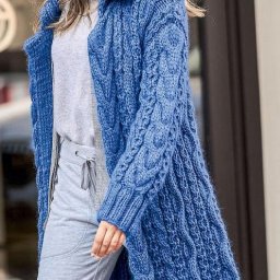 Пальто ярко-синего цвета с косами