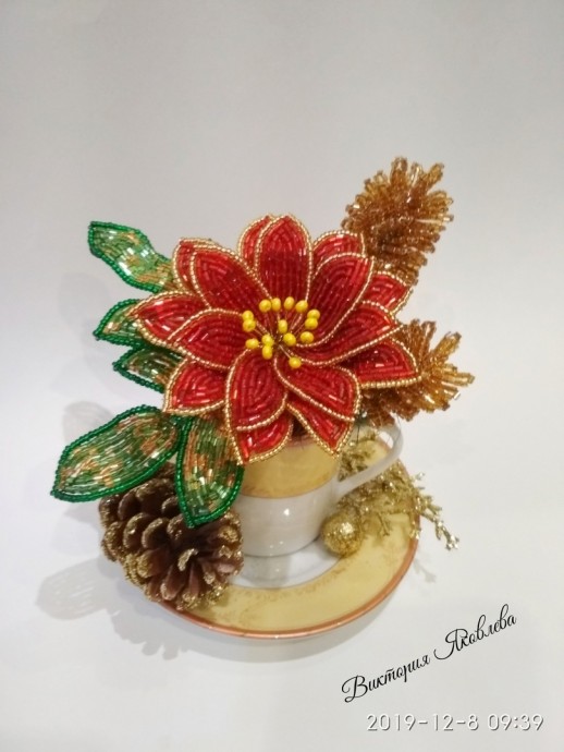 ​Новогодняя пуансеттия из бисера и рубки