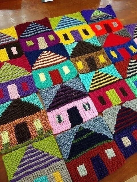 Плед и подушка с домиками спицами платочной вязкой