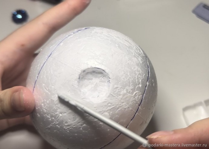 ​Новогодний шар с оплетёнными бисером кристаллами риволи: часть 3