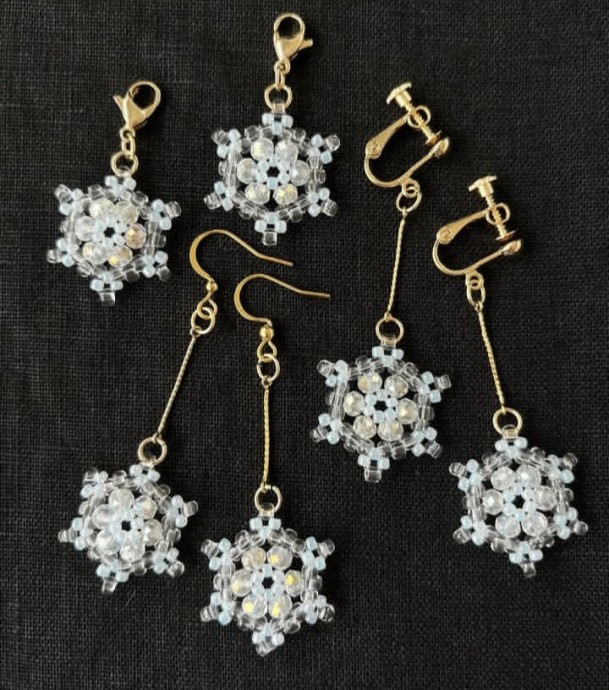 Снежинка из бисера и бусин