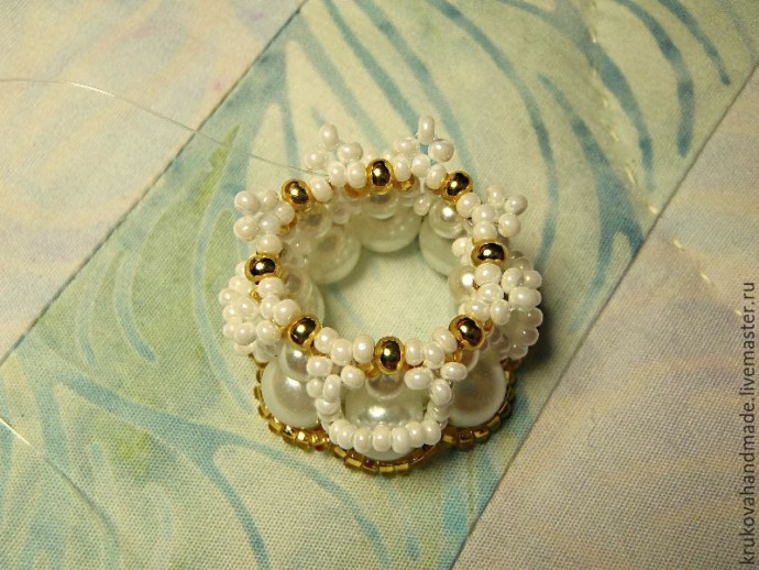 Делаем милого ангелочка из бисера: часть 2