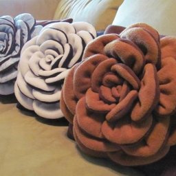 Декоративные подушки в форме цветов