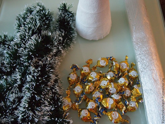 Мастерим "сладкую" ёлочку из конфет и мишуры: часть 1