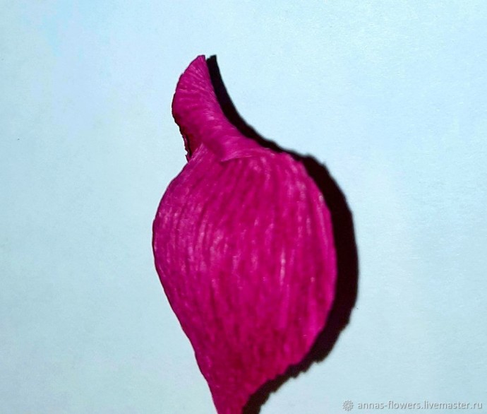 ​Мастерим красивую розу из гофрированной бумаги: часть 1