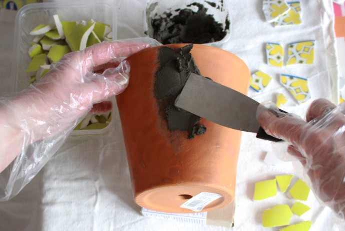 Декор цветочного горшочка мозаикой из битой посуды: часть 2 Декор цветочного горшочка мозаикой из битой посуды: часть 2