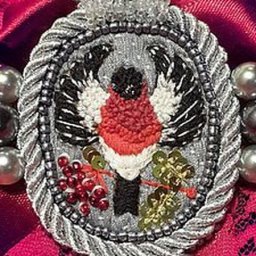 Вышиваем нитью, бисером и бусинами винтажную брошь "Королевский снегирь": часть 3