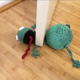 Дверные стоперы связанные крючком