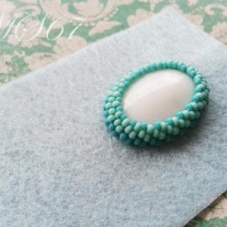 Вышивка бисером, урок №1: как обшить бисером кабошон, мозаичное плетение