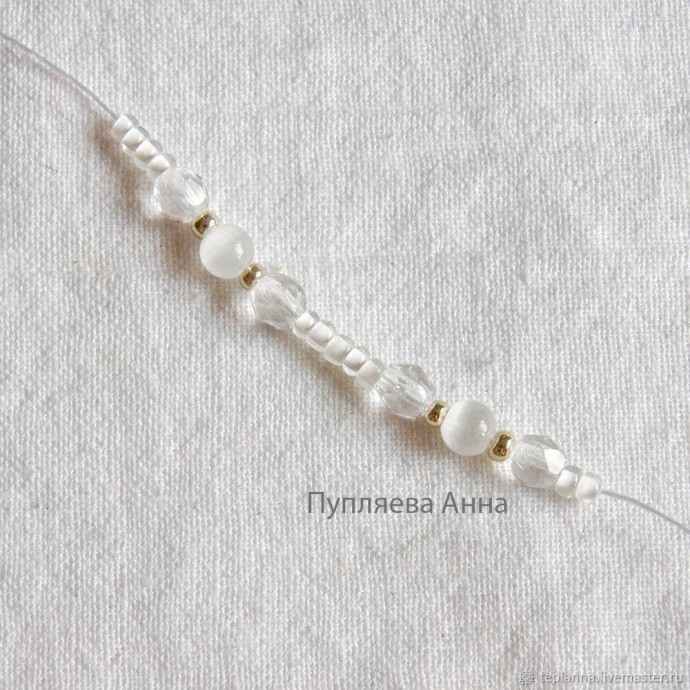 Белоснежное колье с бусинами своими руками