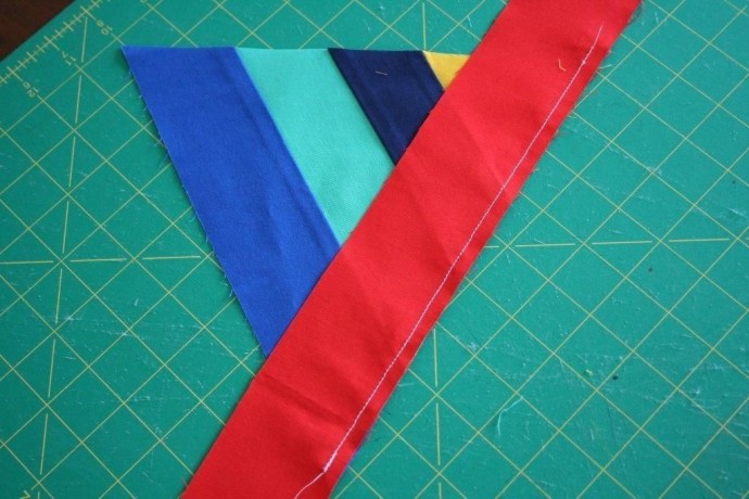 Подушка из разноцветных полос