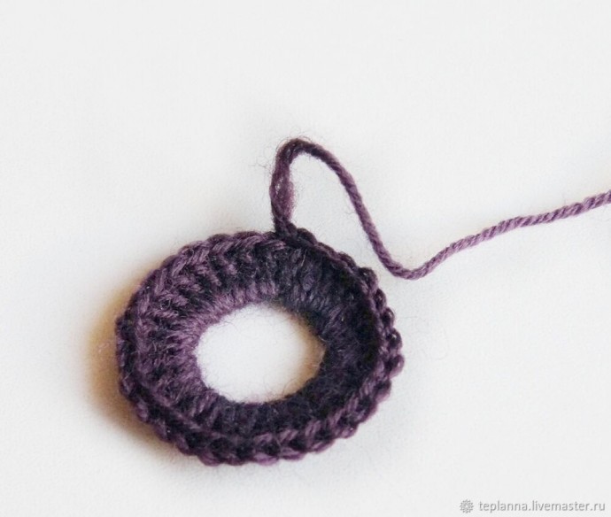 Вязаная брошь "Цветок" Вязаная брошь "Цветок"