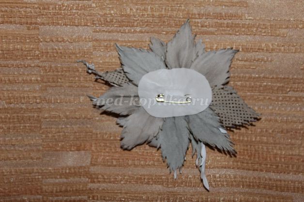 Брошь из обрезков натуральной кожи: мастер-класс, часть 5