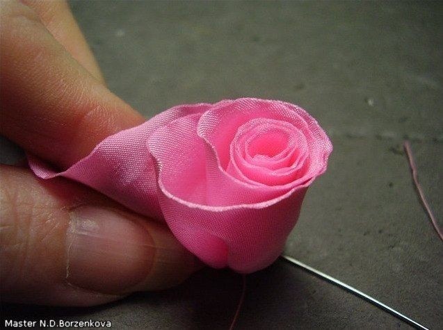 Милая розочка из плотного шелка Милая розочка из плотного шелка