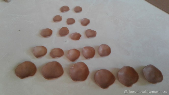 ​Создаем брошь "Букет двухцветных роз": часть 2