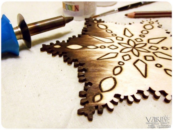 Декорируем подставку под чашку в технике выжигания