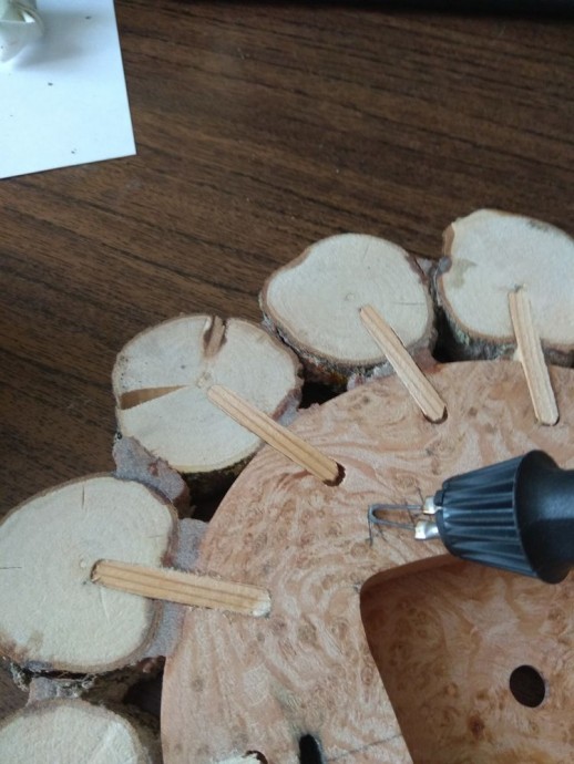 ​Делаем оригинальные деревянные часы из спилов: часть 6