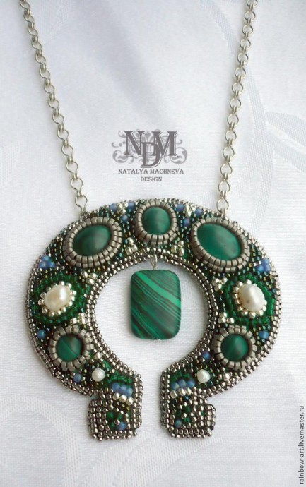 Вышитый бисером кулон "Подкова": часть 3