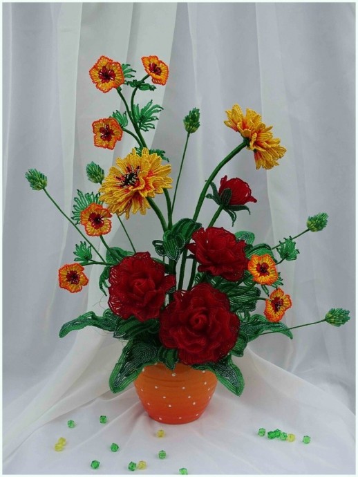 Цветочная композиция из бисера и рубки