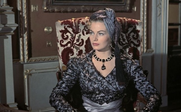 Колье с бусинами имитирующими самоцветы