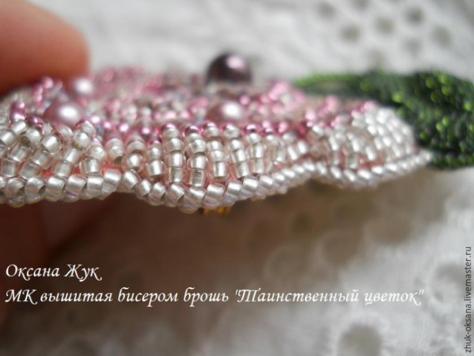 Вышитая бисером брошь "Таинственный цветок": часть 4