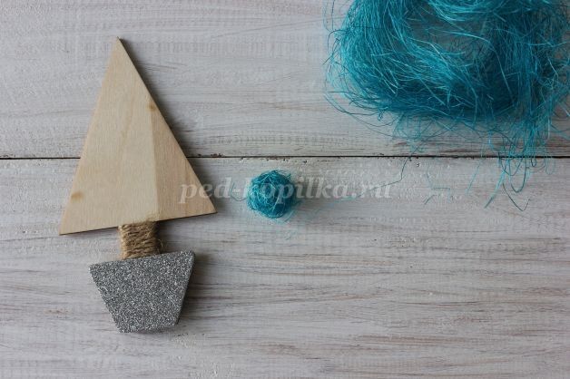 Ёлочка магнит на холодильник из сизаля