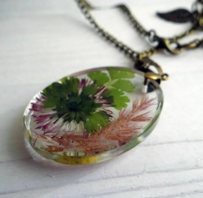 ​Изготовление подвесок из эпоксидной смолы с природными элементами