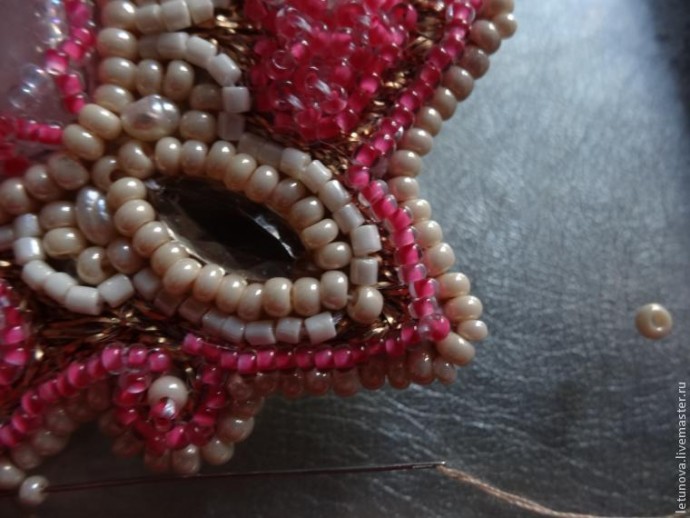 ​Брошь из бисера и лент: часть 5