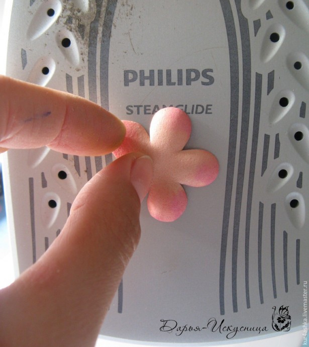 Декорируем свечу для семейного очага с цветами из фоамирана: часть 2