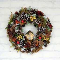 Рождественский венок с шишками и домиком: часть 2