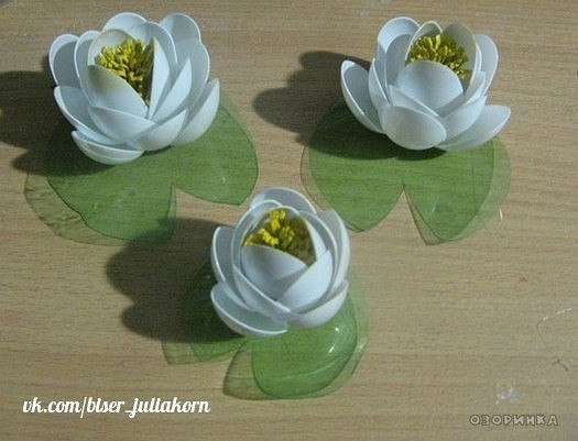 Мастерим кувшинки для садового пруда