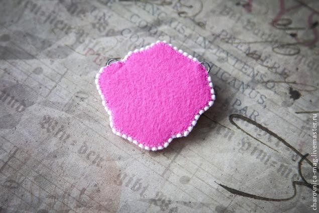 ​Вышивка бисером кулона в виде простого цветка: часть 2