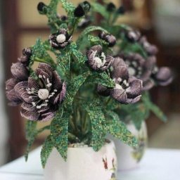 Цветочная композиция из бисера в темных тонах