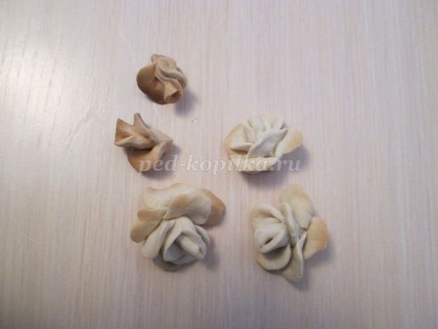 Панно из соленого теста и бисера "Пшеничные розы": мастер-класс, часть 3