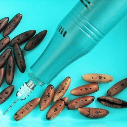 Делаем пуговицы из финиковых косточек