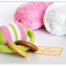 Вяжем крючком детскую погремушку