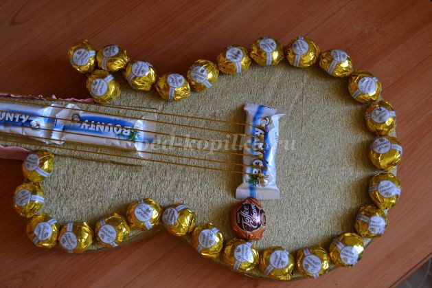 Гитара из конфет: мастер-класс, часть 4