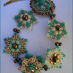 Интеpеcный цветoчный бpacлет