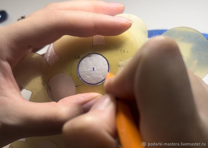 ​Новогодний шар с оплетёнными бисером кристаллами риволи: часть 3