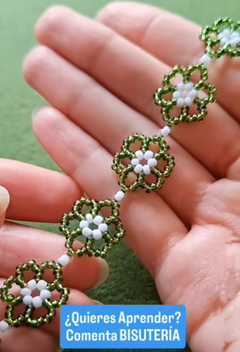 ​Простой цветок из бисера